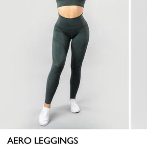 NWOT ALPHALETE  Aero Leggings